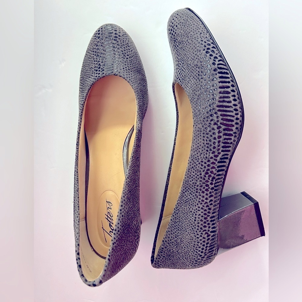 Trotters Heels/Pumps 9.5M T1562084 Dark Gray Snake Skin Round Toe Block …
